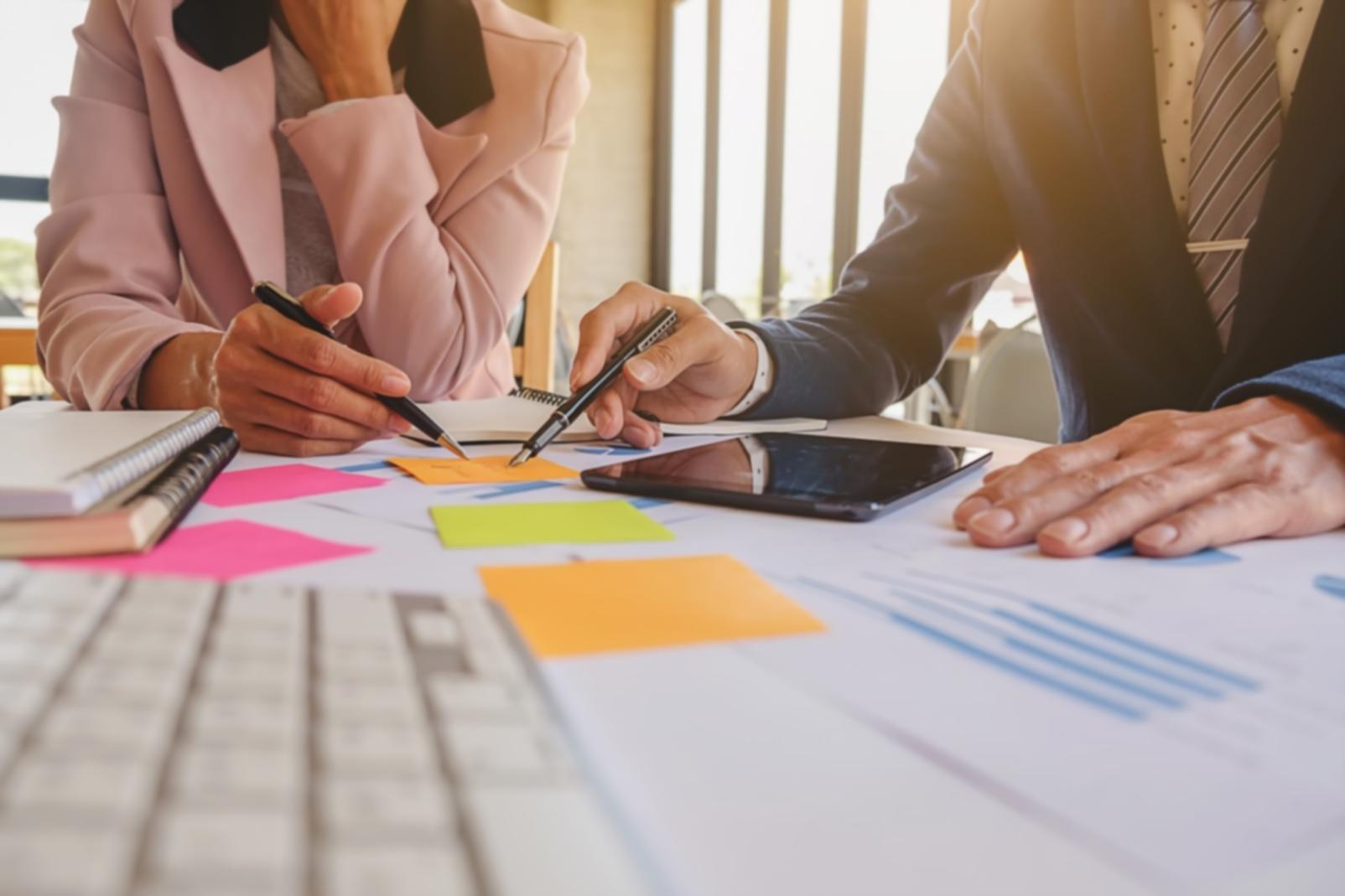 Equipo de quenthaloria trabajando en soluciones de categorización financiera