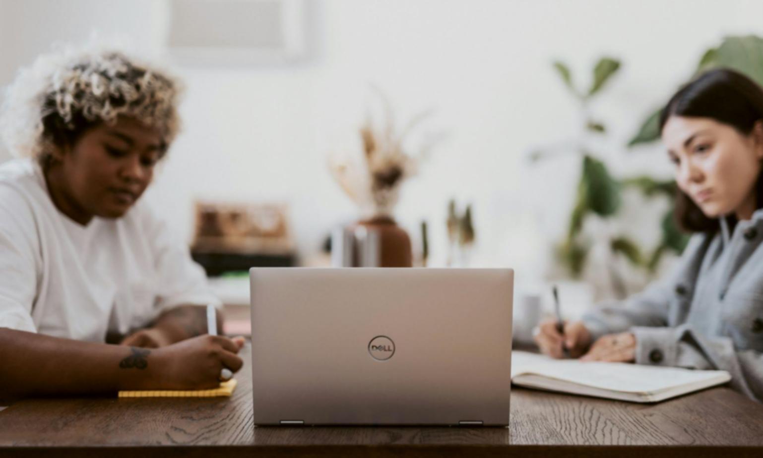 Persona organizando sus finanzas personales con documentos y calculadora