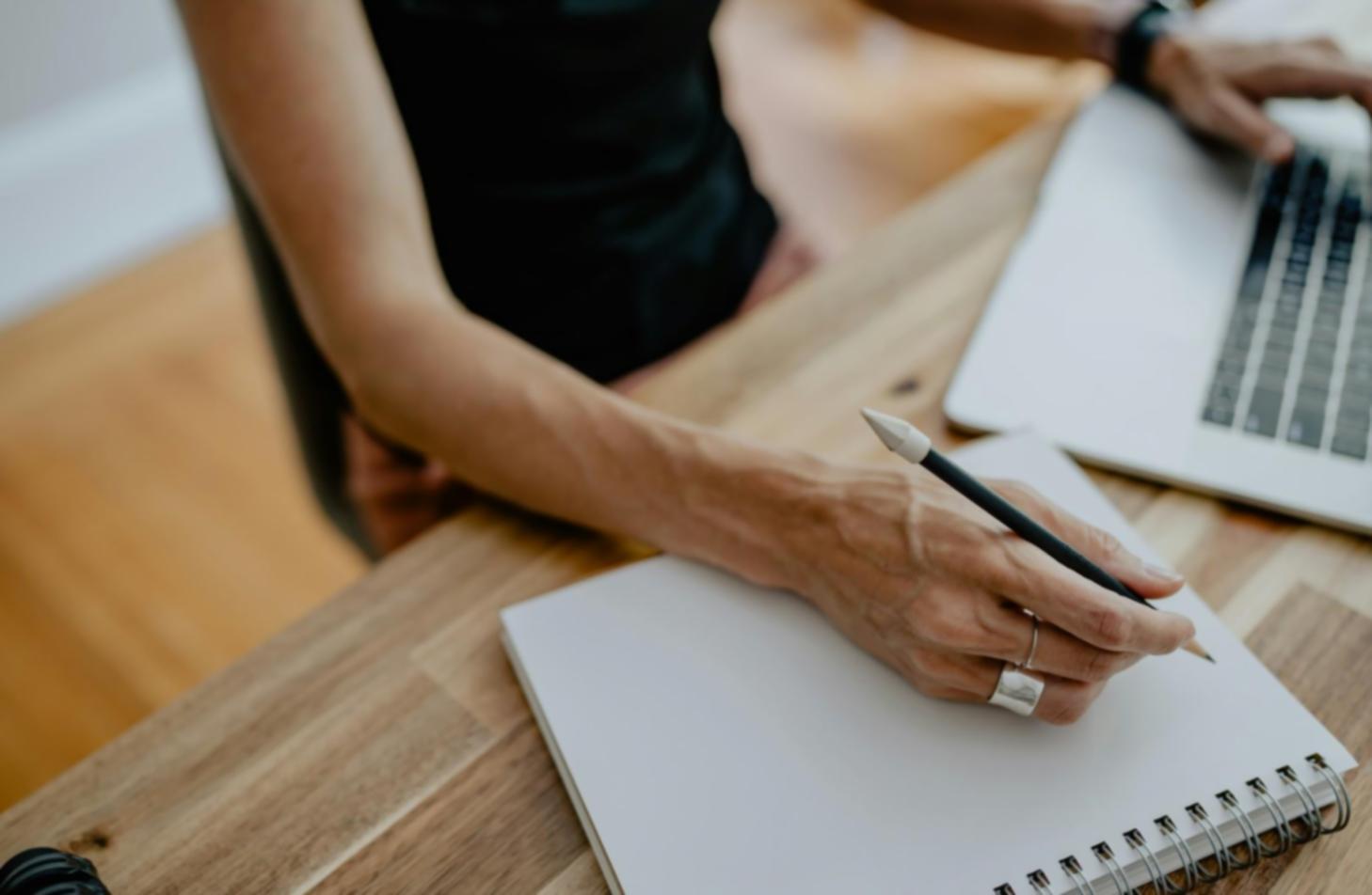 Vista detallada de planificación financiera con documentos y calculadora