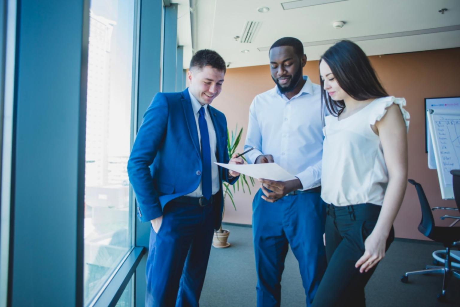 Sesión de formación financiera con ejemplos prácticos de categorización